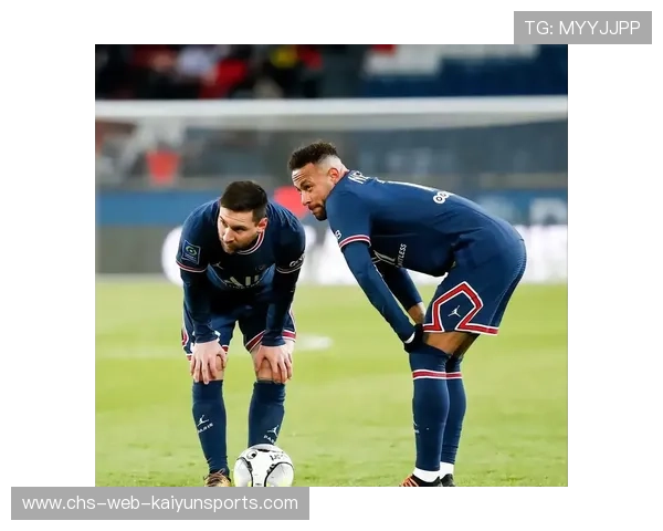 詹姆斯在迈阿密国际训练中接梅西助攻完成垫射破门